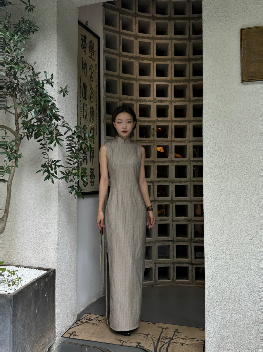 Sukè 素刻 Plain Carving Modernized Pinstripe Sleeveless Qipao