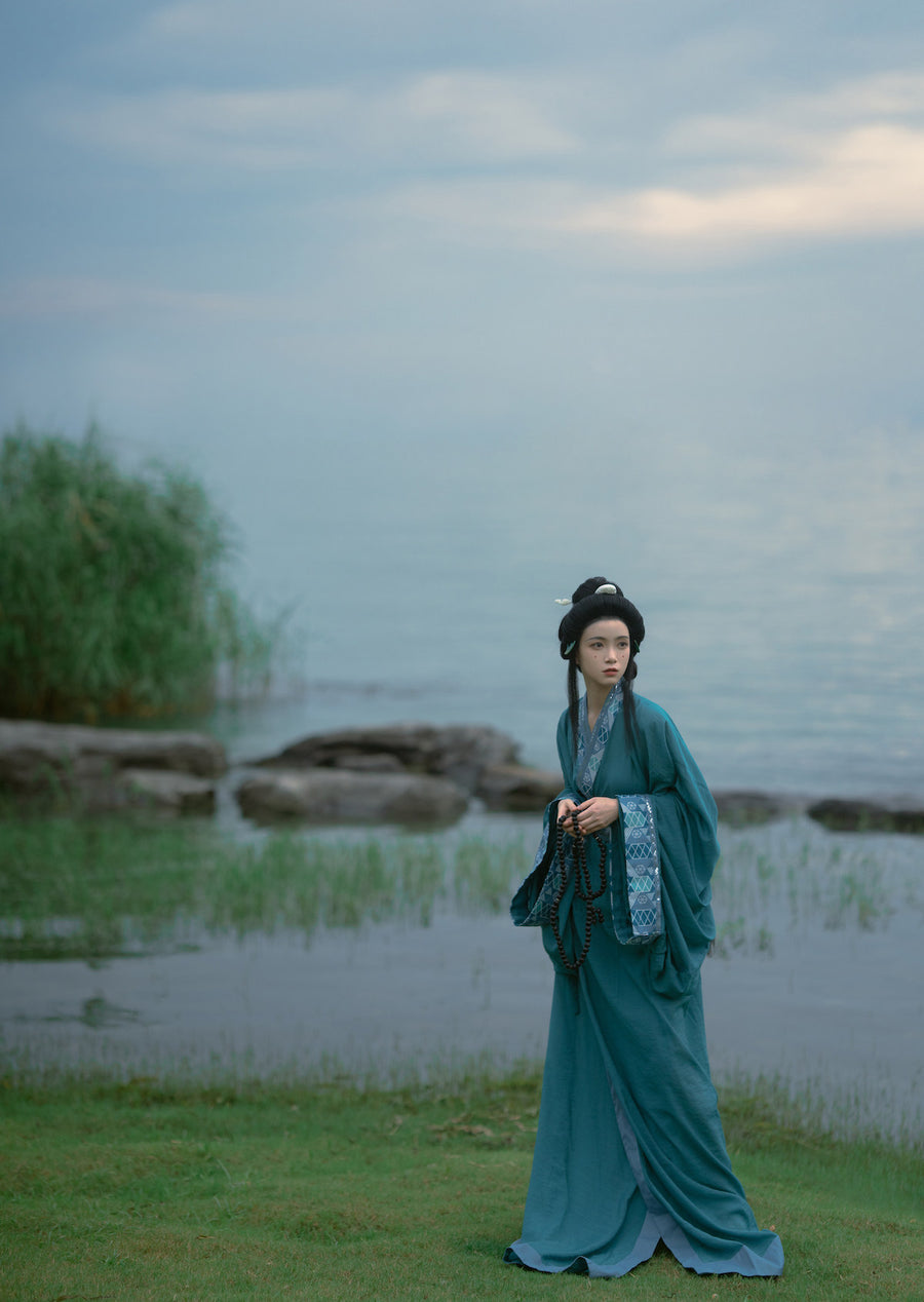 Cang Lang 沧浪 Vast Waves Modernized Warring States Zhiju Straight Hem Robe Set