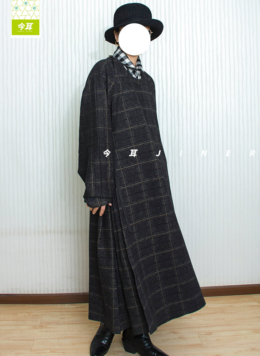 Mo Qi 墨棋 Ink Chess Modernized Early Ming Tweed Pleated Yuanlingpao Round Collar Coat