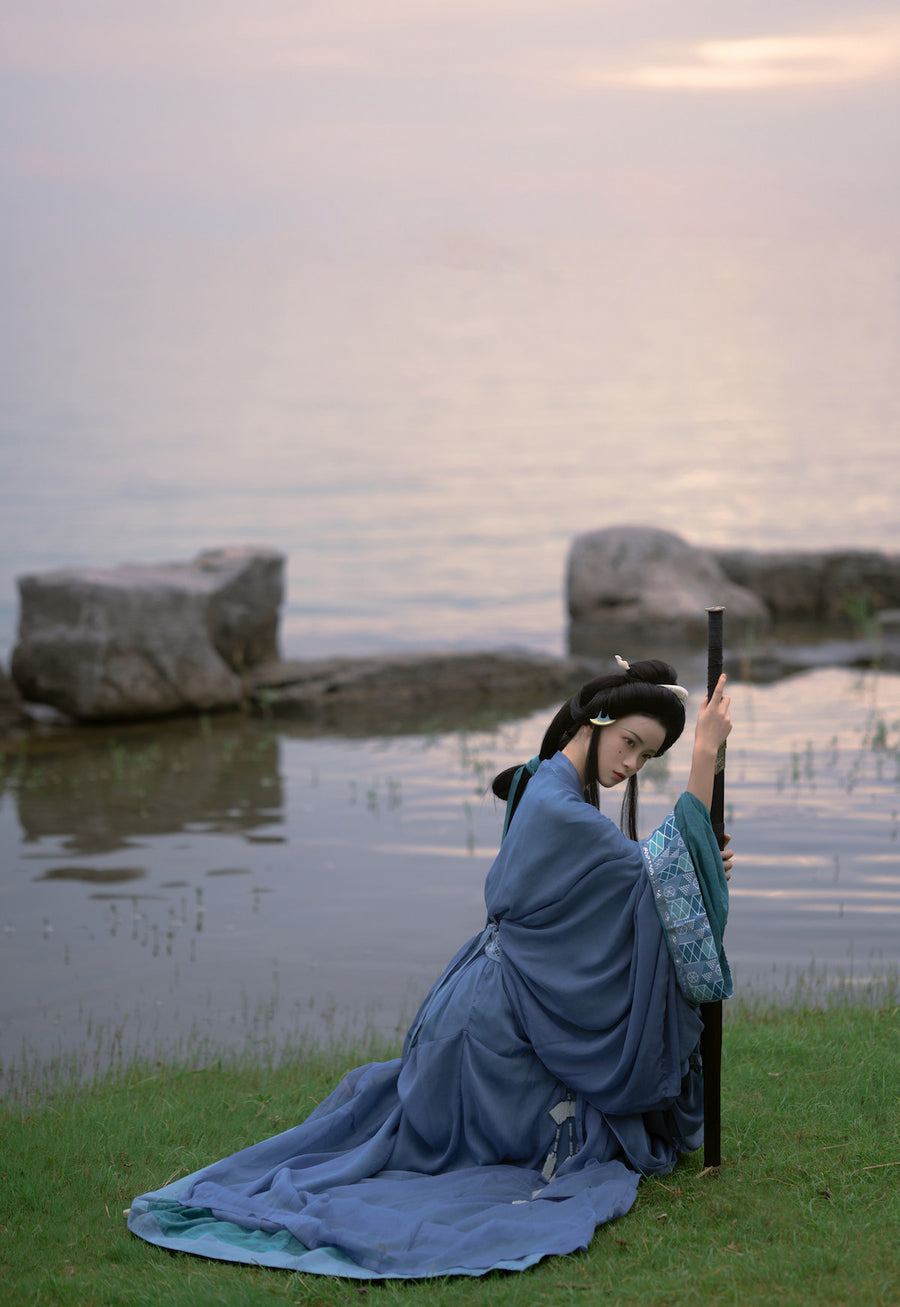 Cang Lang 沧浪 Vast Waves Modernized Warring States Zhiju Straight Hem Robe Set