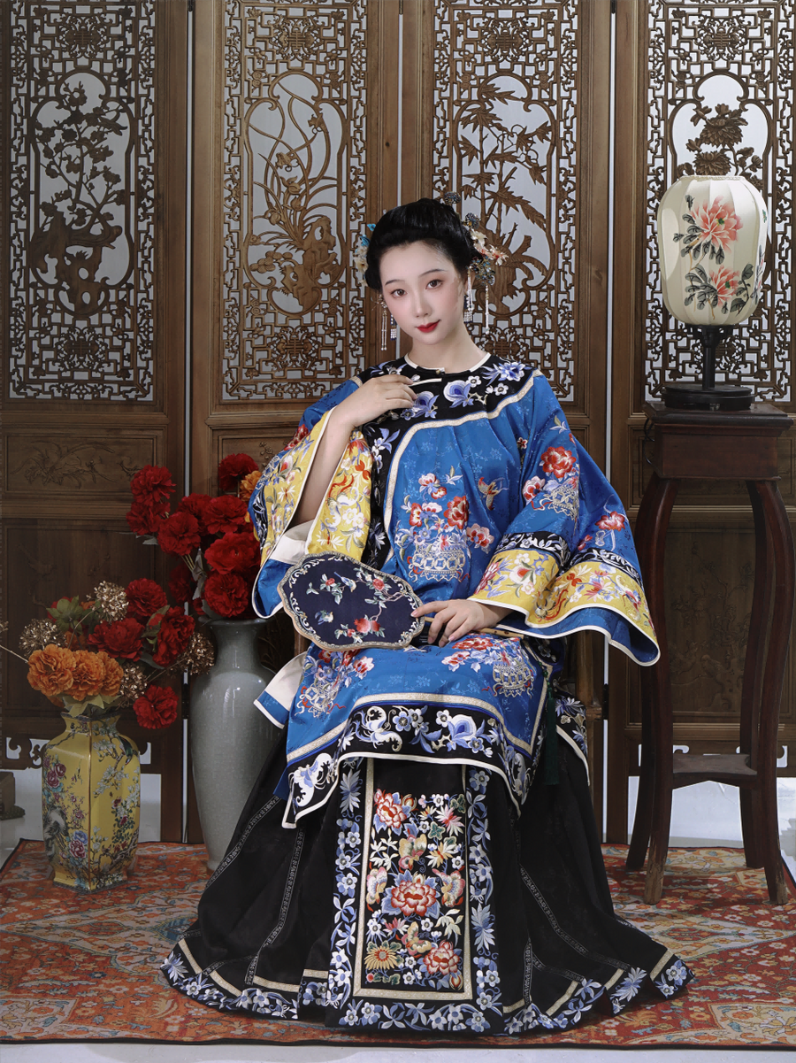 Shu Shen 淑慎 Qing Dynasty Han Woman's Heavy Embroidered Top