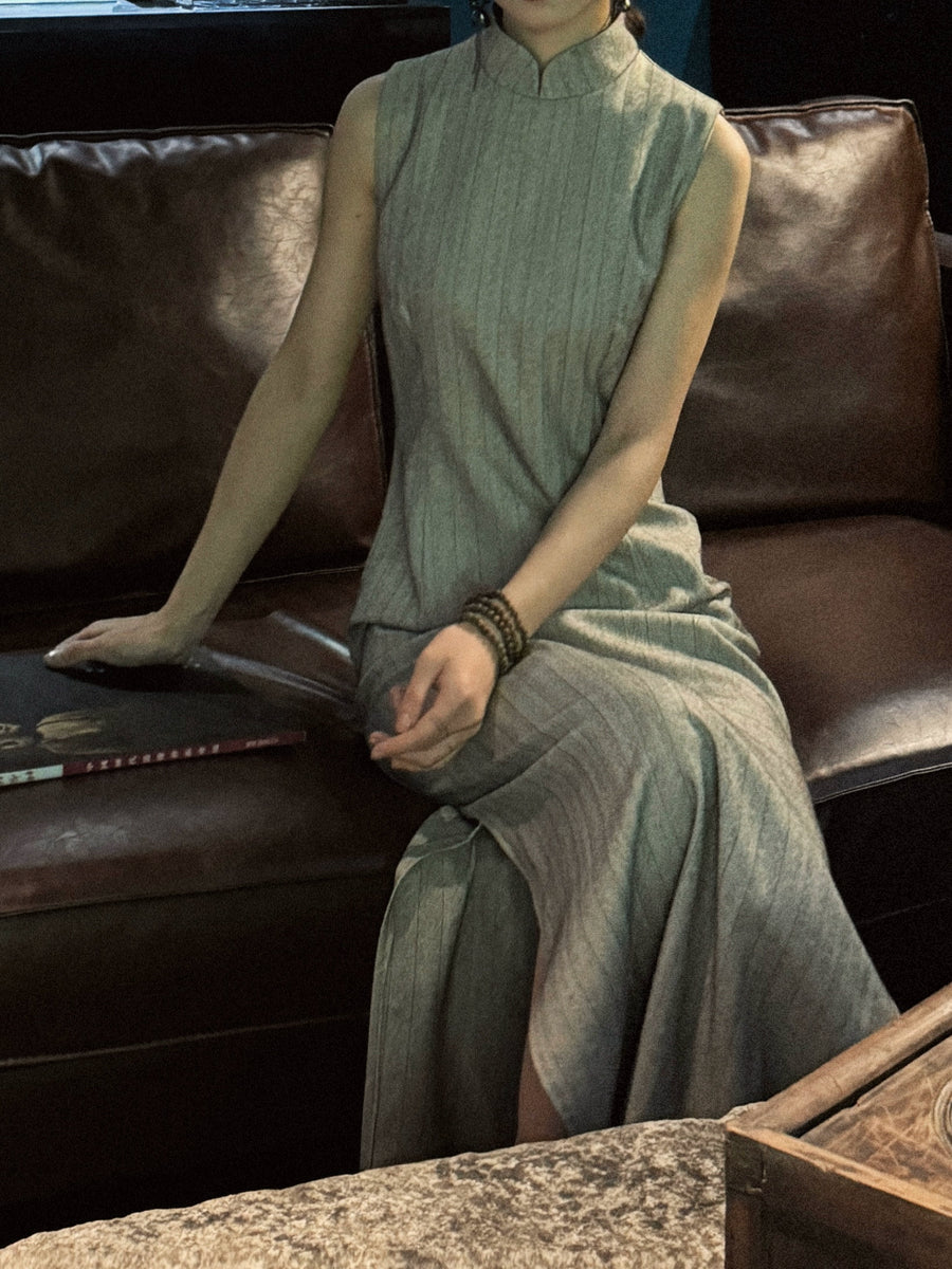 Sukè 素刻 Plain Carving Modernized Pinstripe Sleeveless Qipao