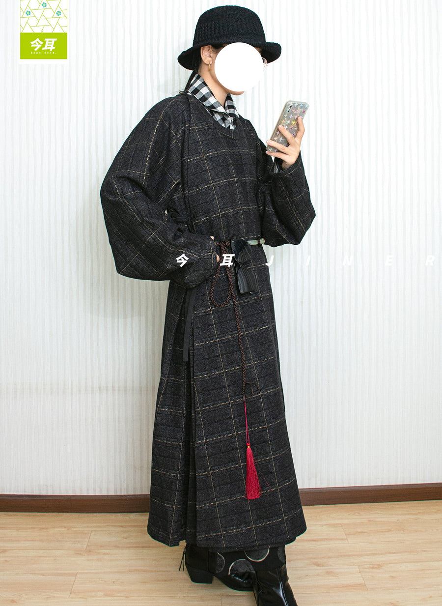 Mo Qi 墨棋 Ink Chess Modernized Early Ming Tweed Pleated Yuanlingpao Round Collar Coat
