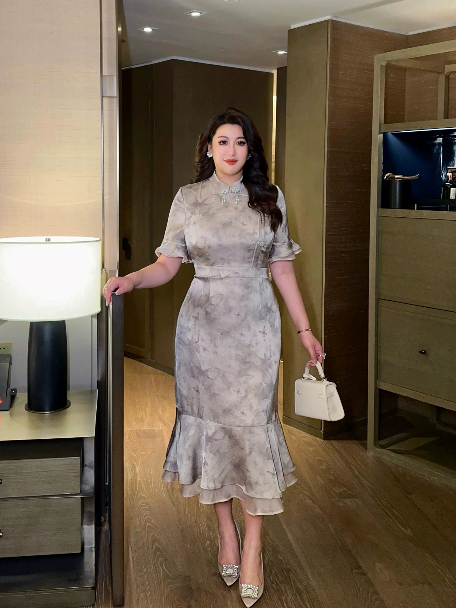 Yue E' 月蛾 Moon Moth Plus Size Modernized Pearl Trumpet Skirt Butterfly Sleeve Qipao