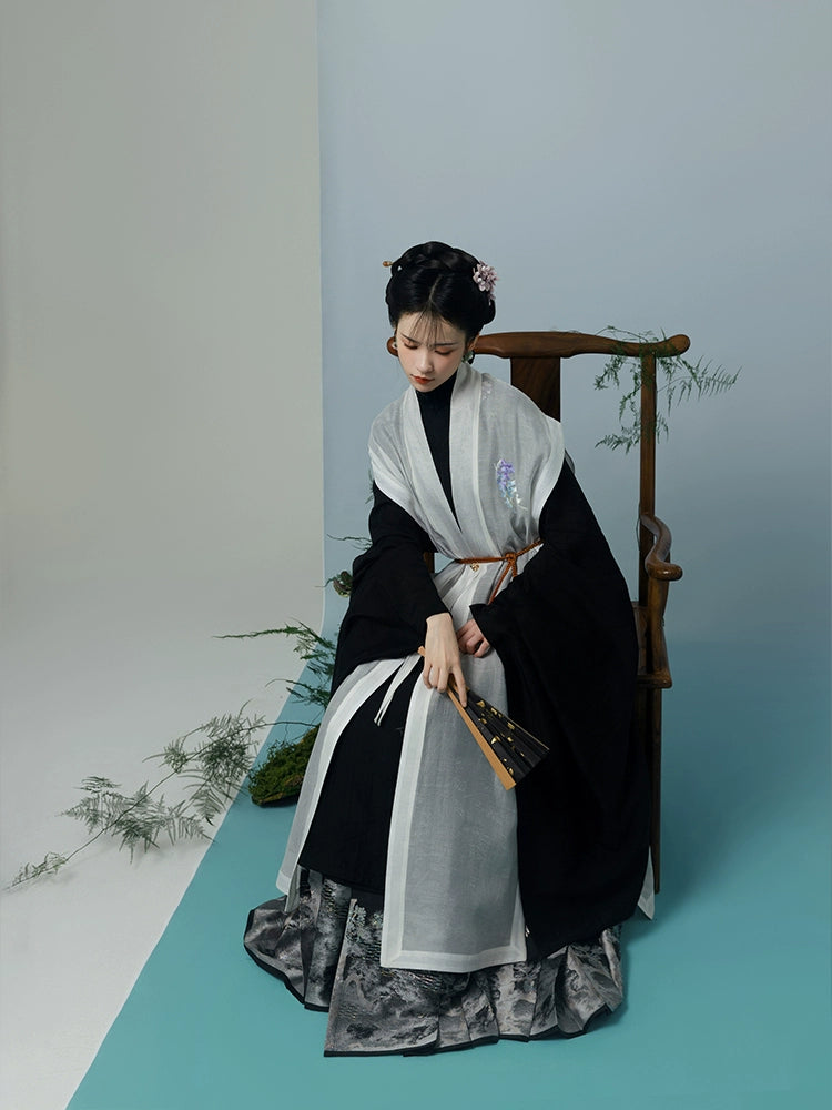 Pine & Snow 有松雪 Late Ming Dynasty Embroidered Bijia Aoqun Set