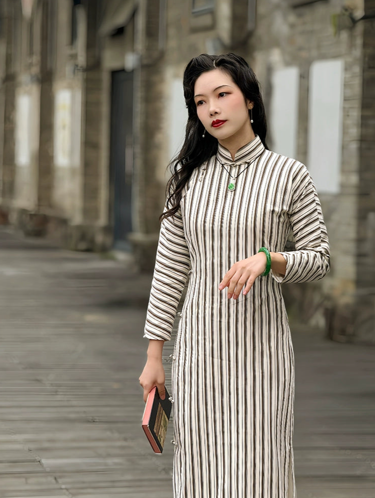 Zhi Xueyi 知雪意 One with Winter 1930s Corduroy Striped Long Sleeve Qipao