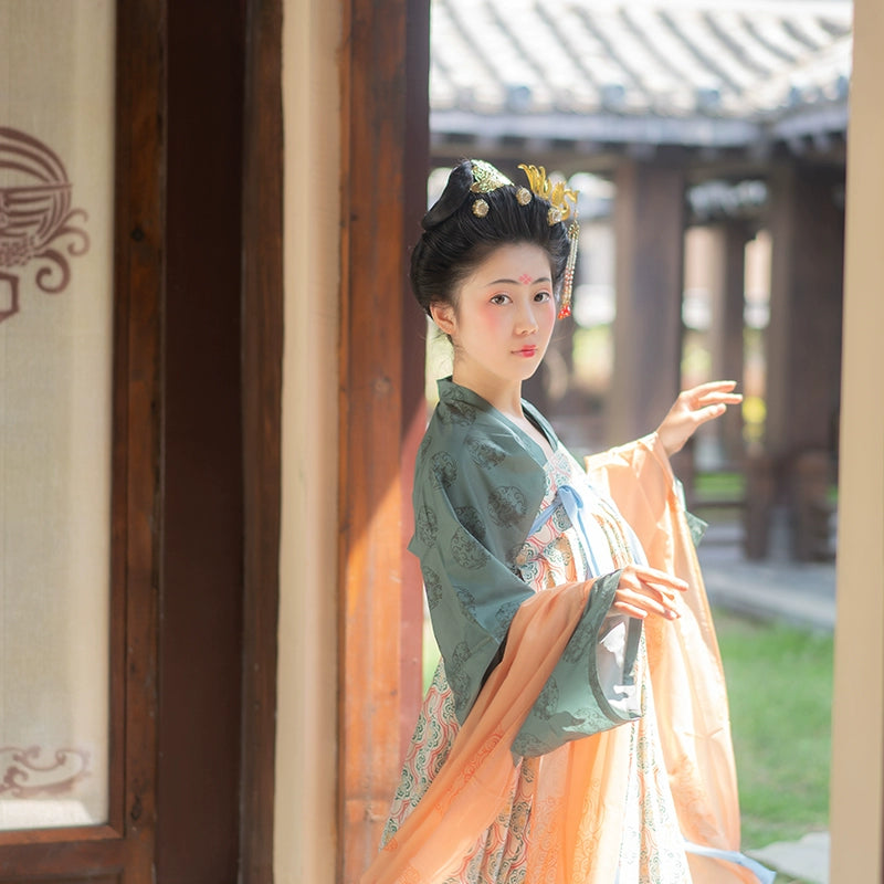 Daolian Tu 捣练图 "Court Ladies Preparing Silk" Noblewoman No.10 Tang Recreation Hanfu